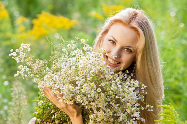 Foto di una ragazza con un mazzo di margherite