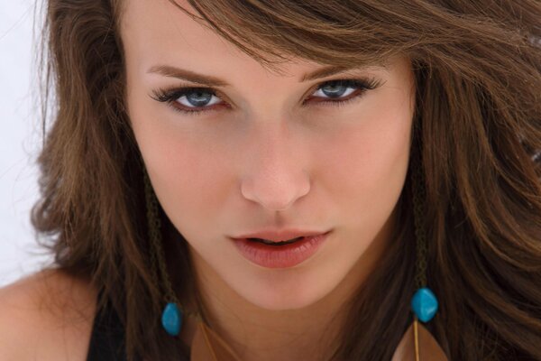 La ragazza guarda lo sguardo pieno di fuoco