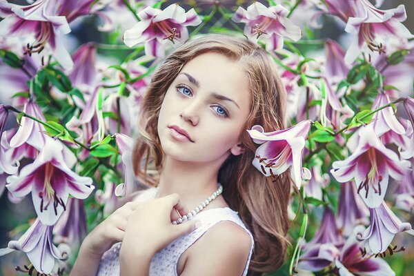 Linda chica. Flores, belleza