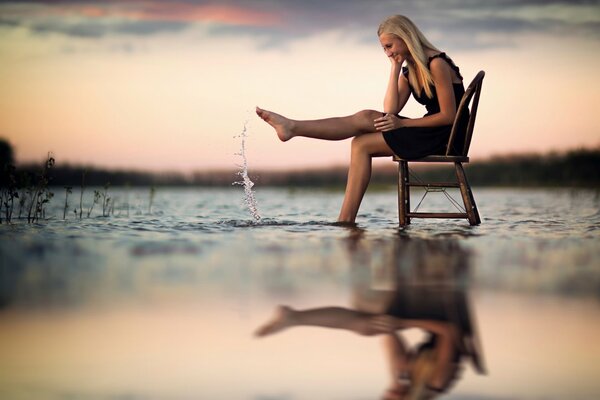Shoot. Fille sur une chaise dans l eau