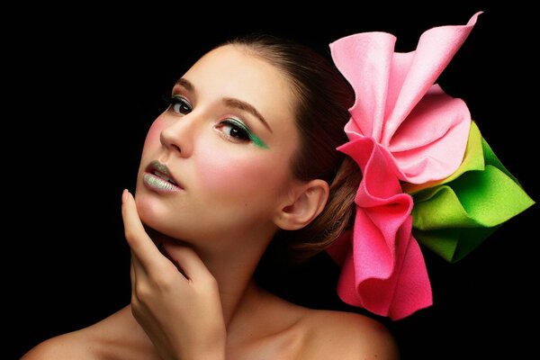 Paula Tokarski con un fiocco rosa tra i capelli