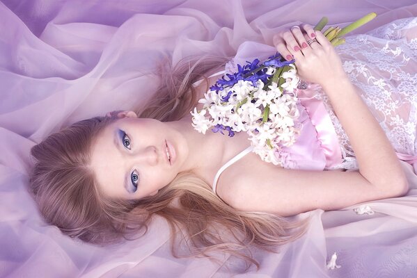 Ragazza su traccia con un bouquet in mano