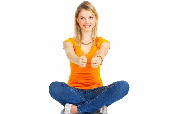 Blonde shows class with two hands