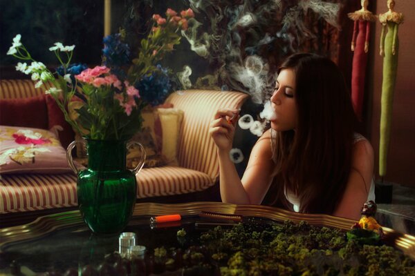 Chica fumando libera humo con anillos