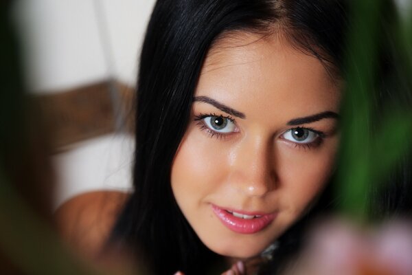 Brunette avec un regard sexy brûlant