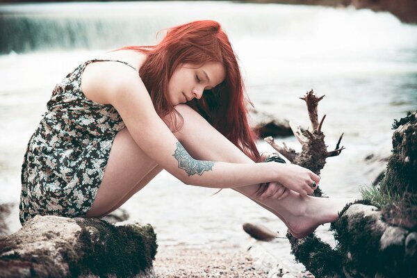 Rousse filles avec des tatouages dans la nature