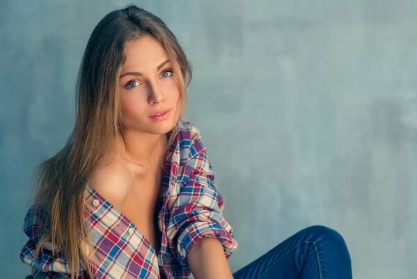 Portrait d une fille aux cheveux longs en chemise à Carreaux et jeans