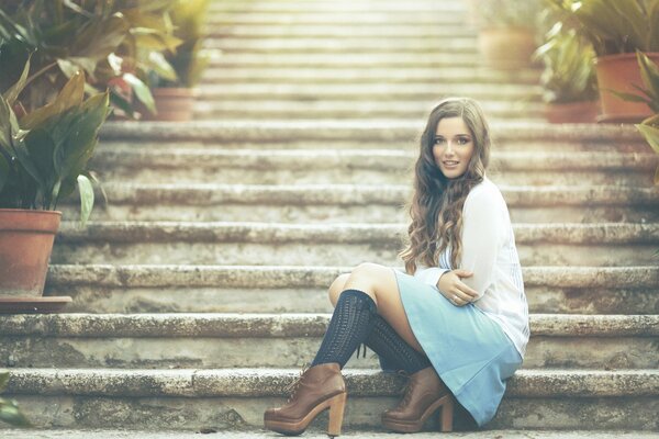 Lorena Bey is sitting on the stairs
