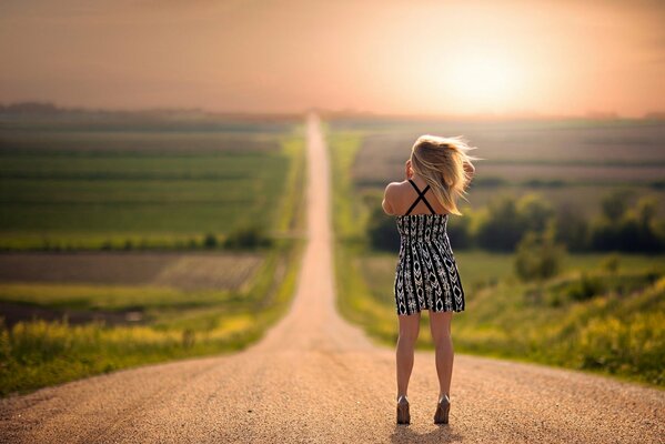Fille de l arrière sur la route