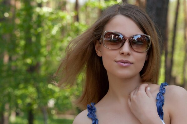 Fille à lunettes va à travers les bois