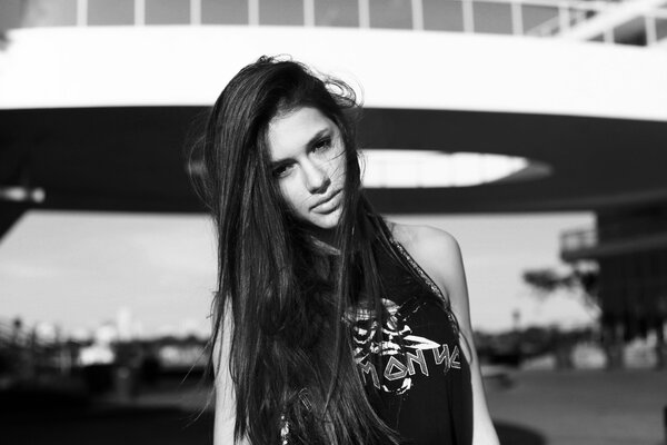 Bruna dai capelli lunghi in canotta con teschio