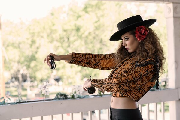 Chica con estilo con una flor en el pelo bailando