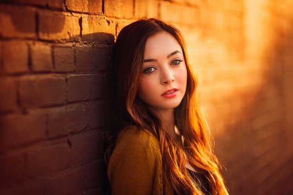 Ritratto di una ragazza con uno sguardo meditabondo alla luce del sole