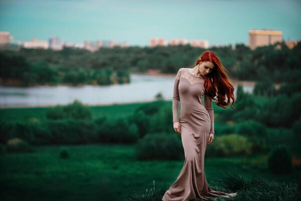 Rousse belle filleen robe longue