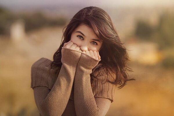 Portrait d une belle brune dans la nature