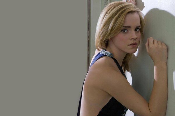 Emma Watson na sesji zdjęciowej patrzy w kadr