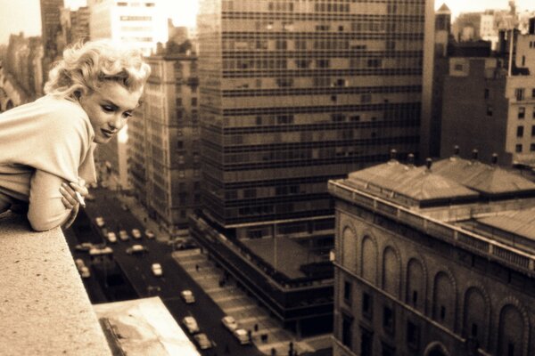 Marilyn Monroe guarda dal balcone