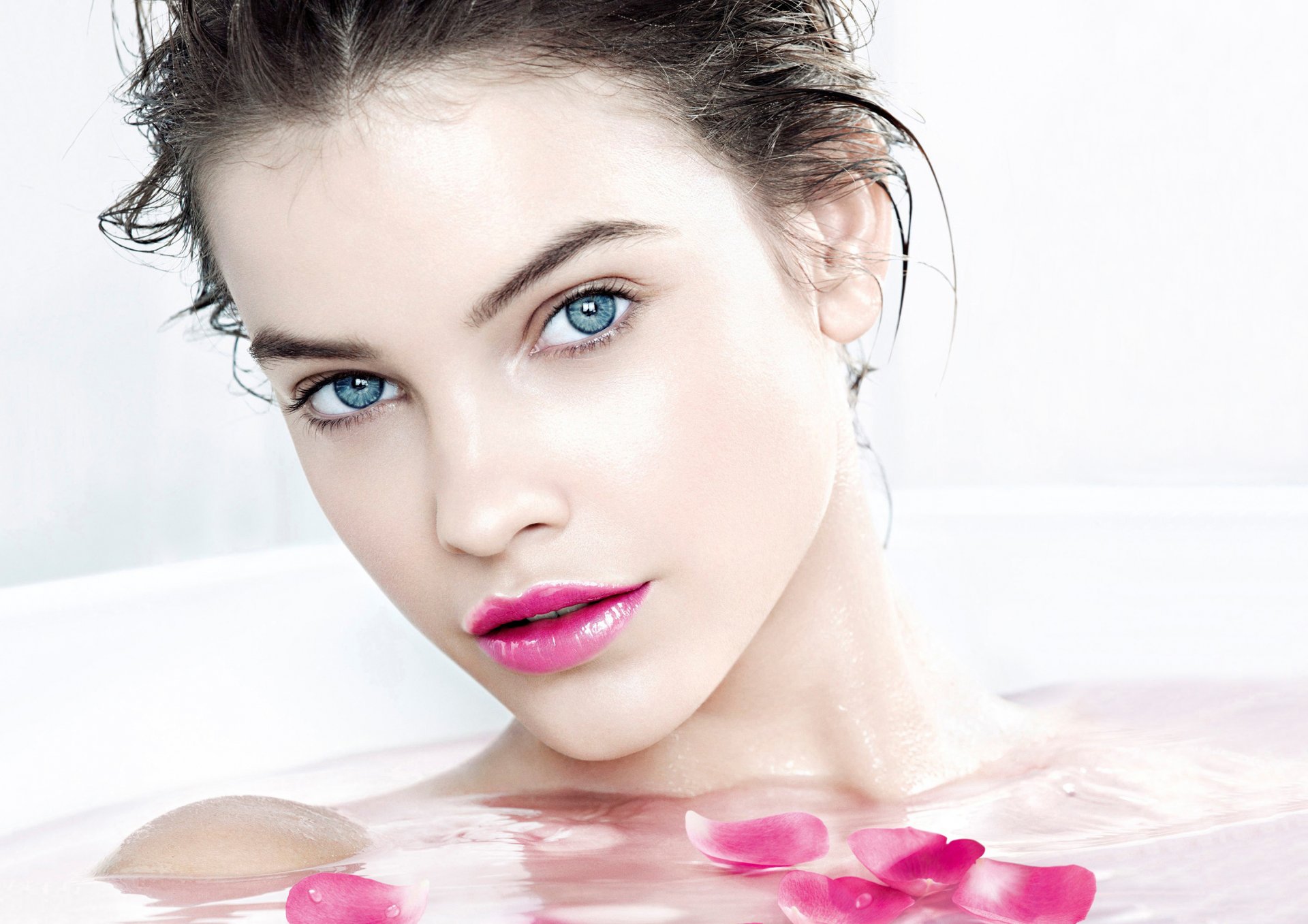 palvin barbara palvin fille modèle victoria secret angel brune visage rouge à lèvres yeux bleu pétales rose