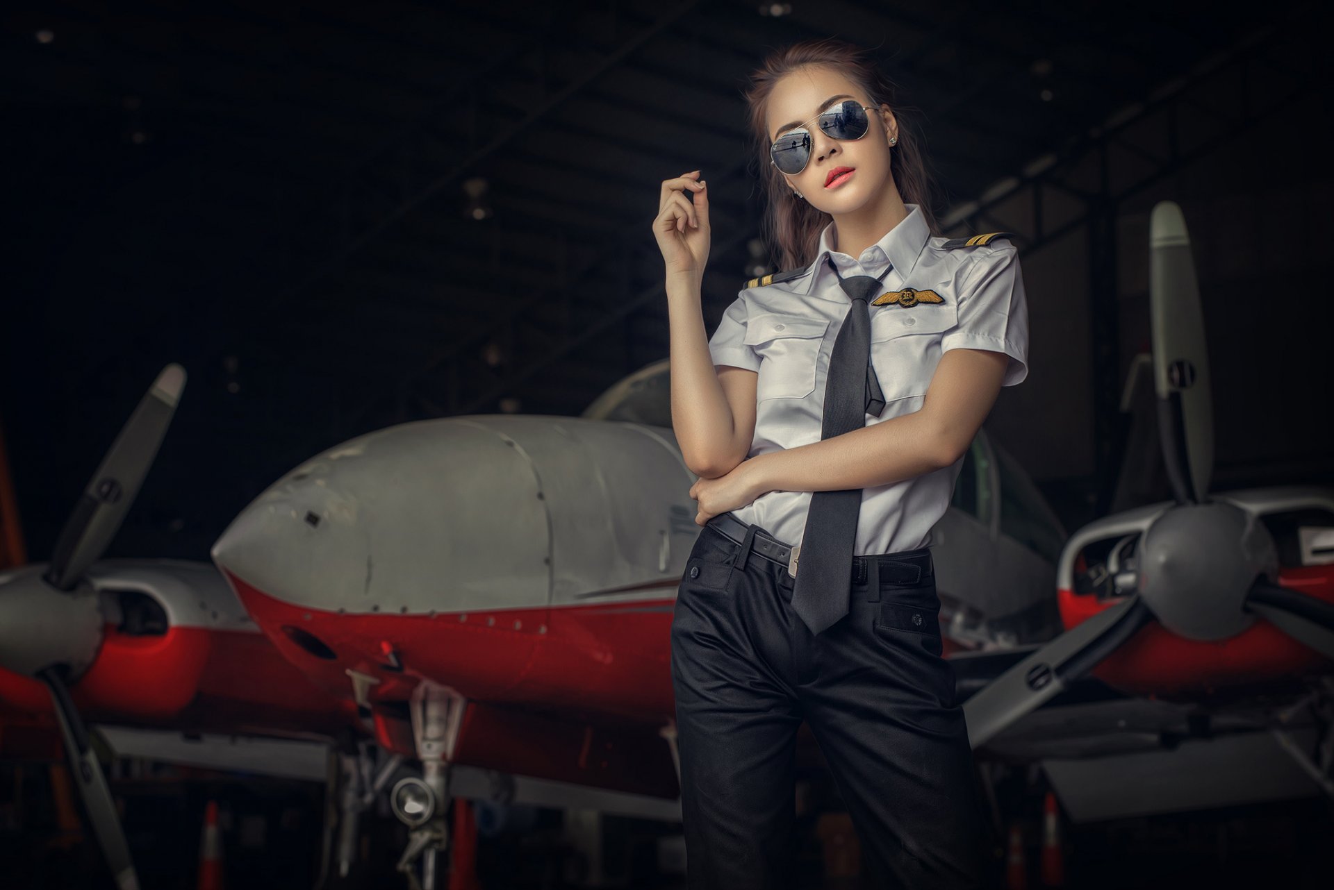 ragazza uniforme occhiali aereo hangar