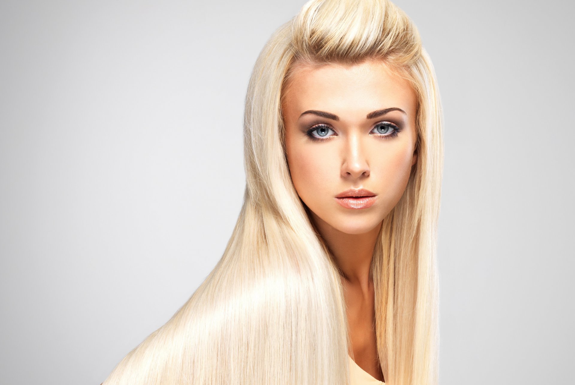 fille blonde cheveux long visage regard maquillage yeux lèvres fond modèle