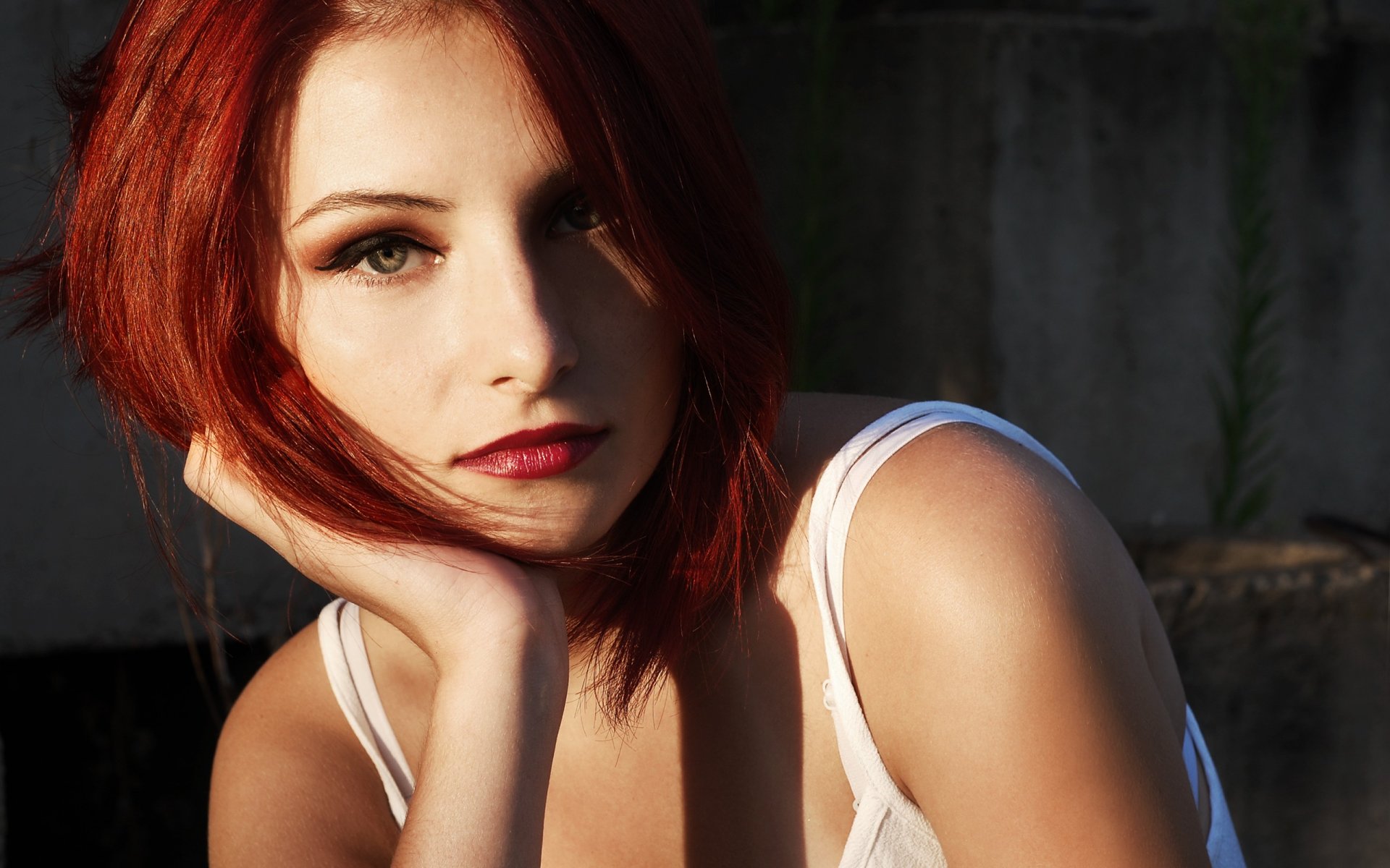 ragazza capelli rosso taglio di capelli occhi verdi labbra rosse viso sguardo