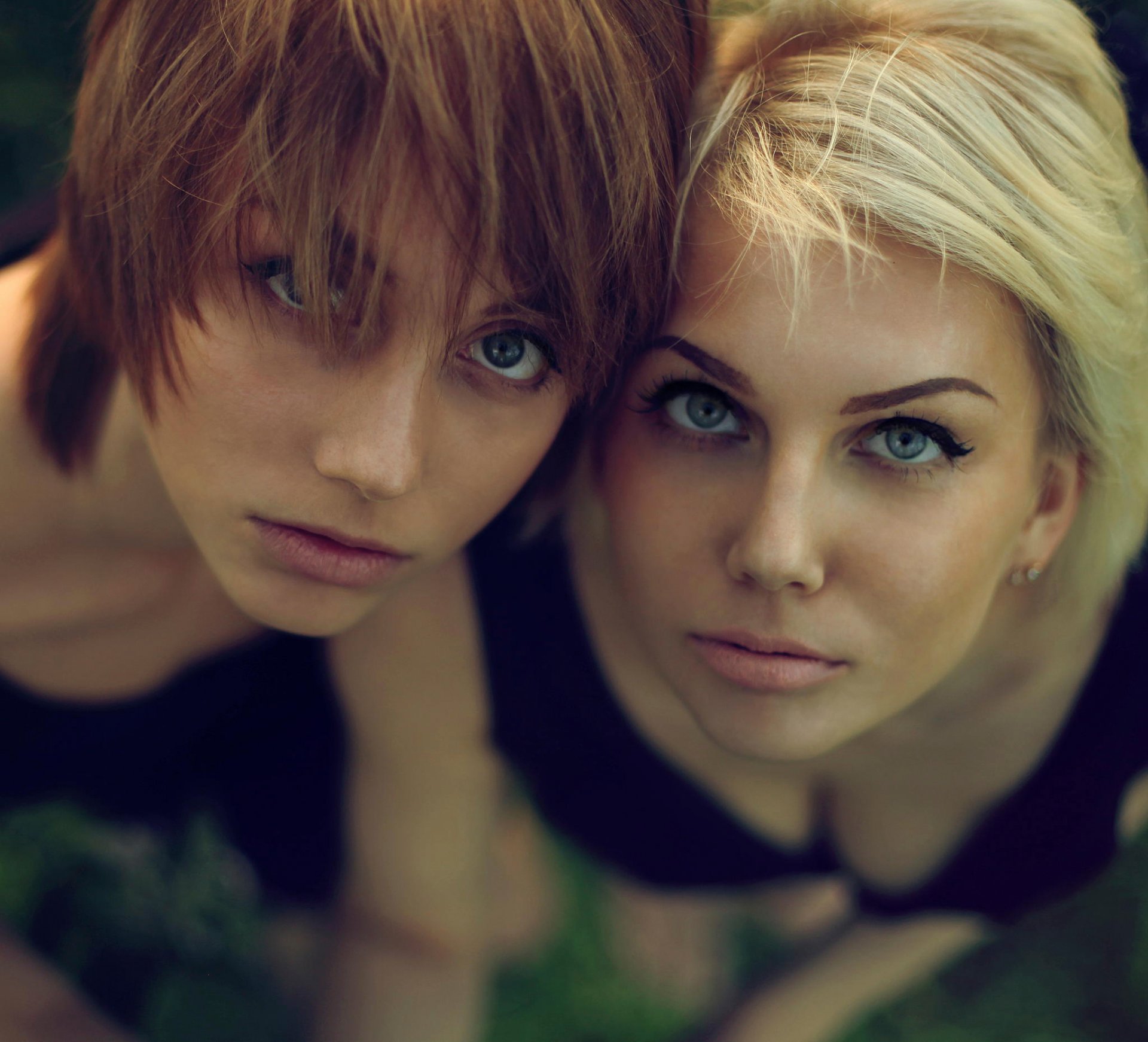 dos chicas mirada maquillaje