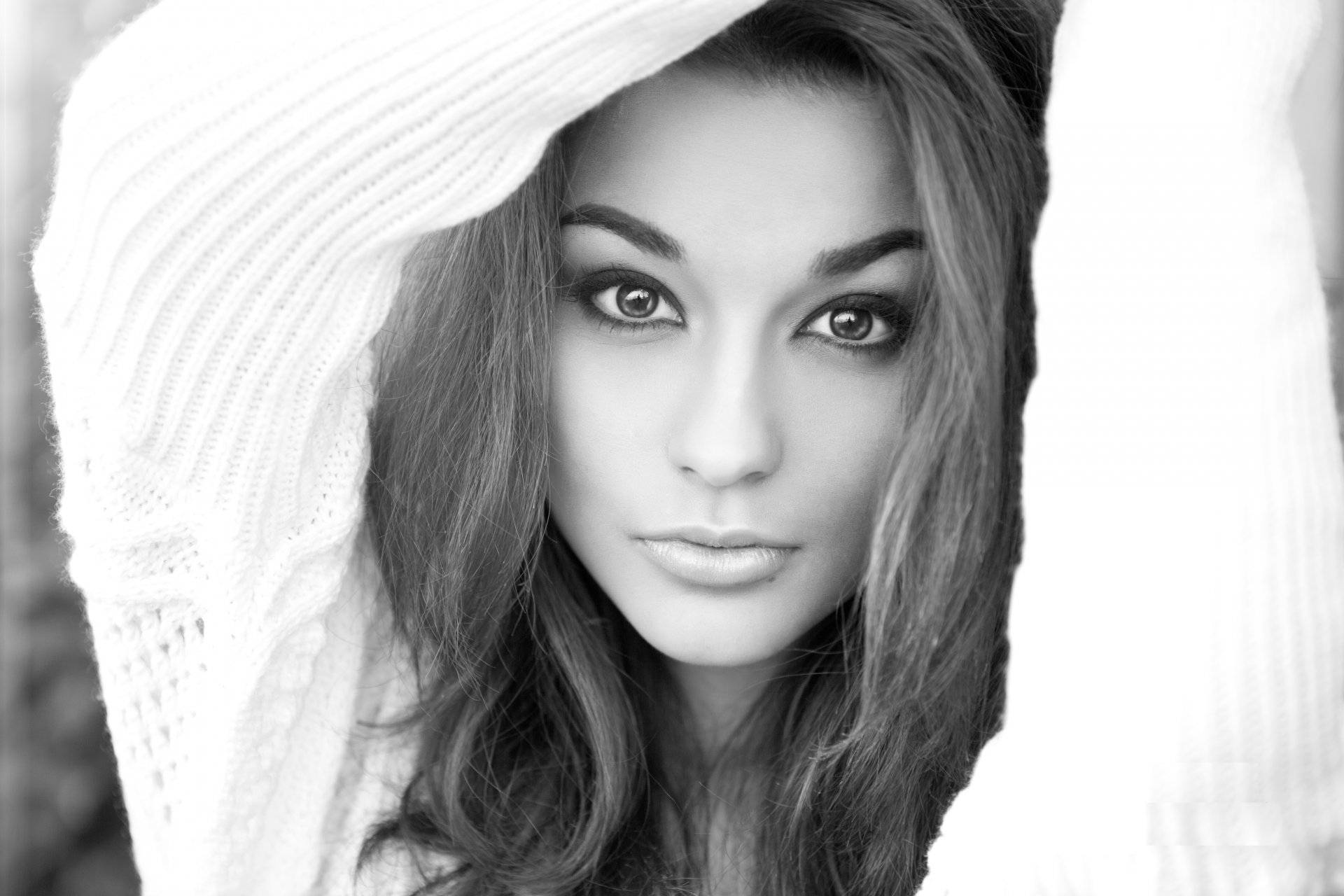 fille noir et blanc visage regard yeux cheveux veste chaud