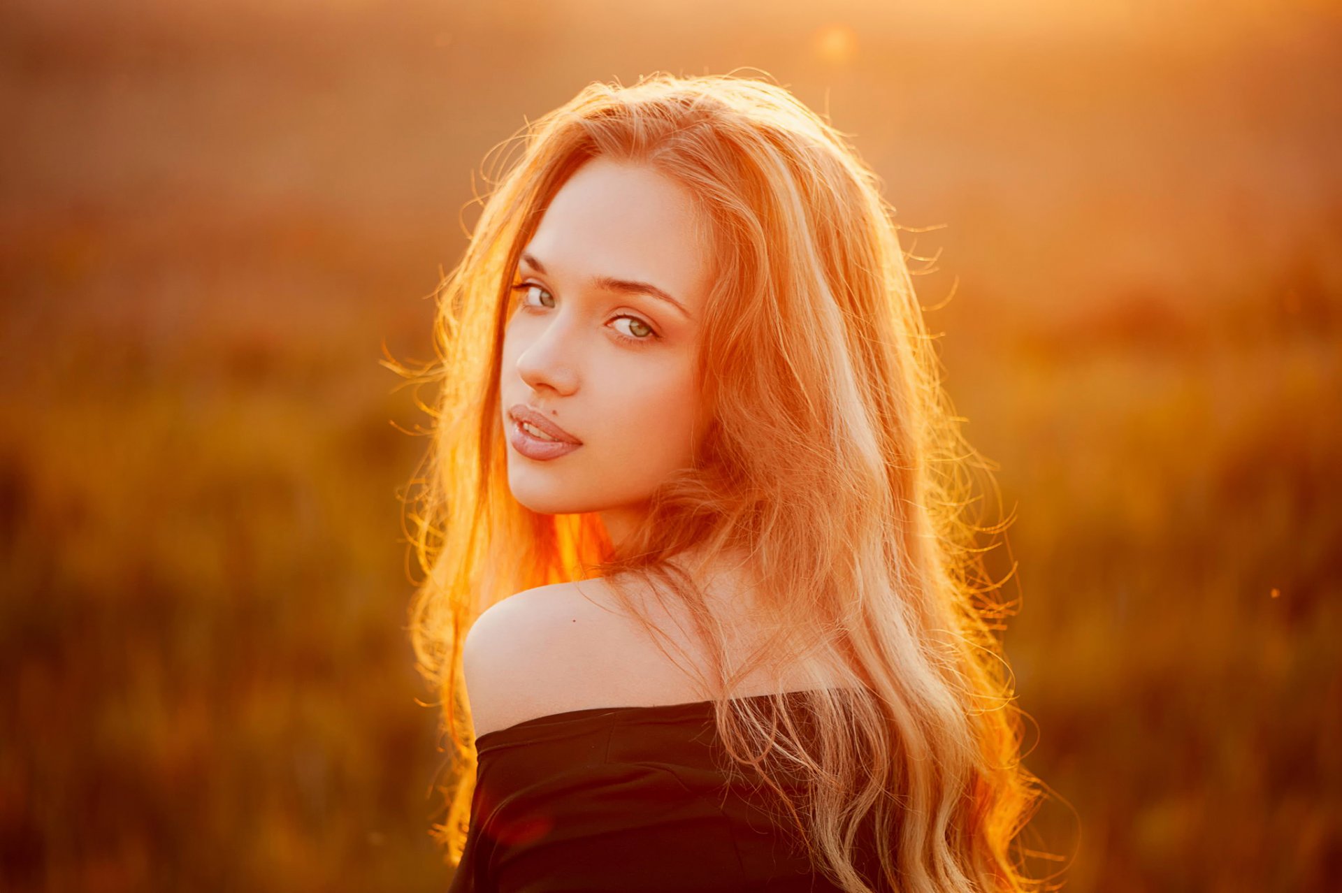 lena goldene locken blick porträt beleuchtung natürliches licht