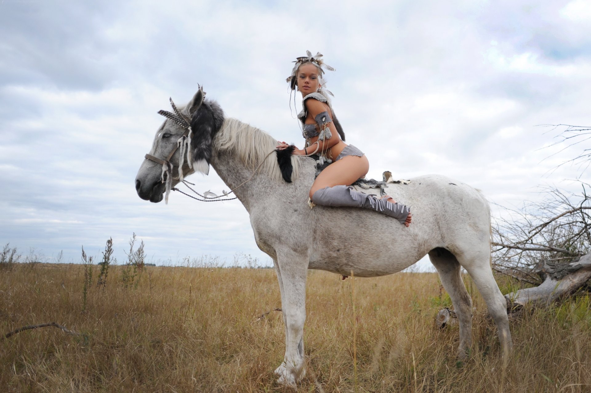 ragazza donna bella bellezza bellezza sexy equitazione seduta seduta cavaliere cacciatrice cavallo cavalli stallone cavallo cavalli cielo campo natura