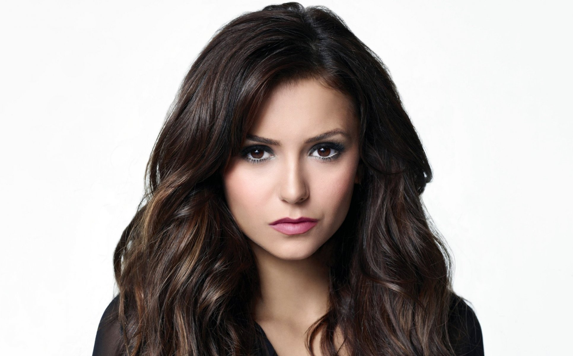 nina dobrev actriz chica morena cara maquillaje cabello serie de televisión the vampire diaries temporada 5 elena gilbert katherine pierce