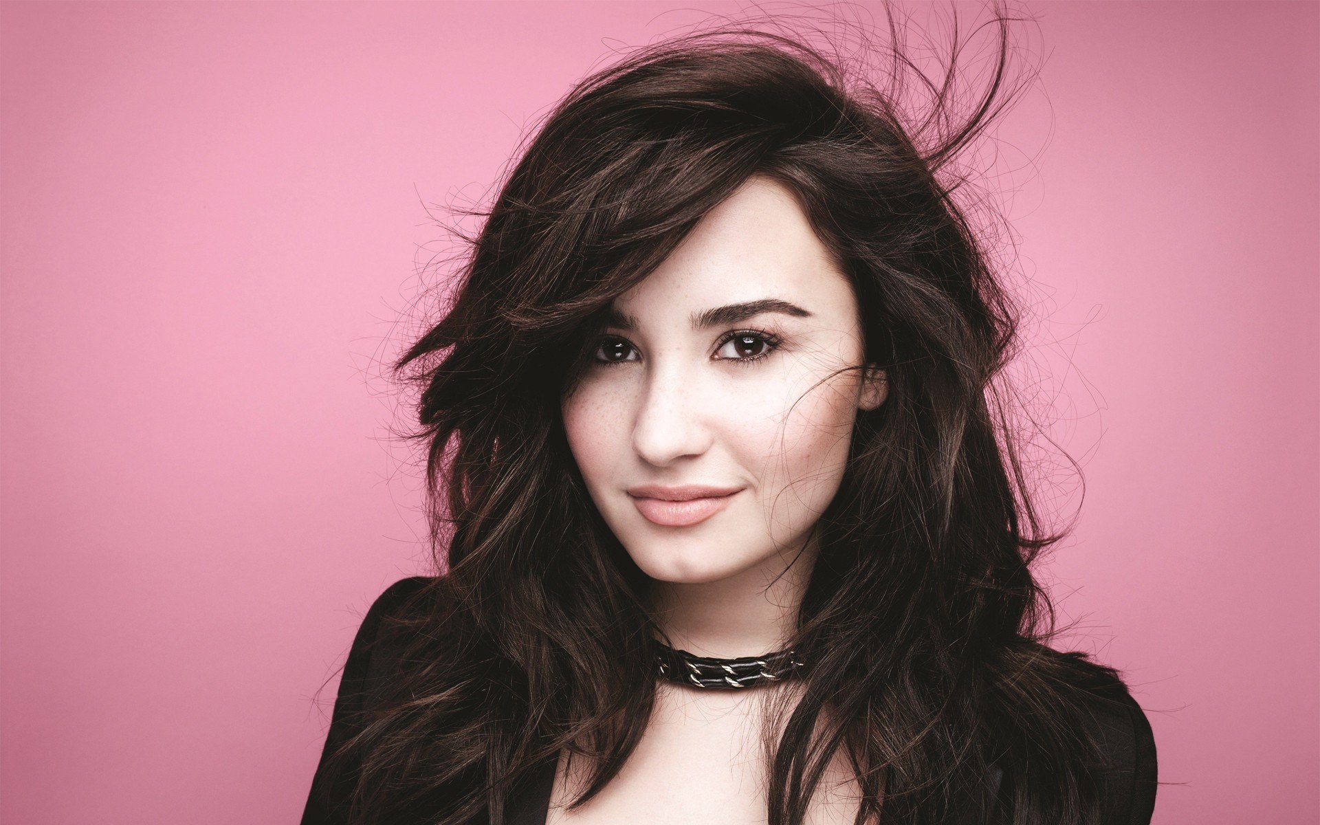 demi lovato bruna sfondo rosa attrice cantante bruna