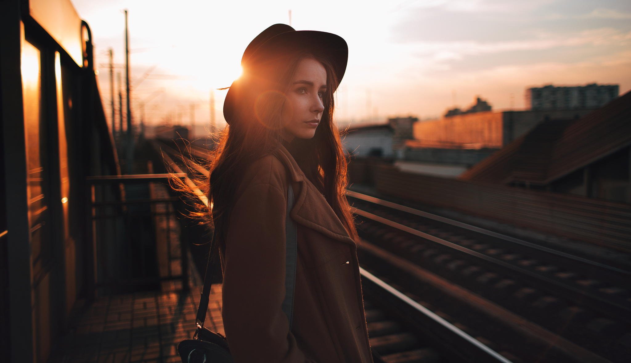 un portrait hat railway station