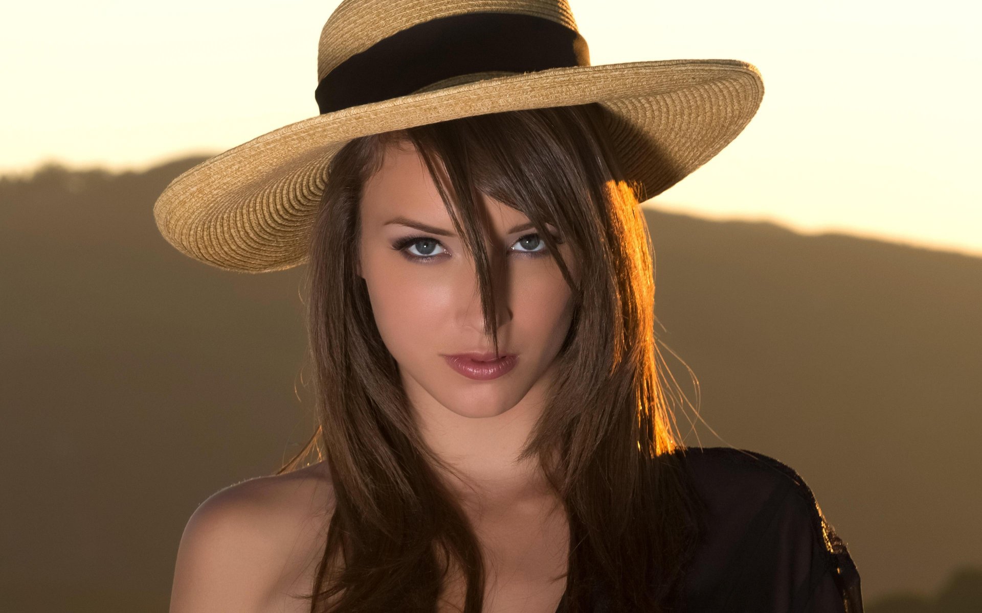 malena morgan.modelo chica mirada sombrero