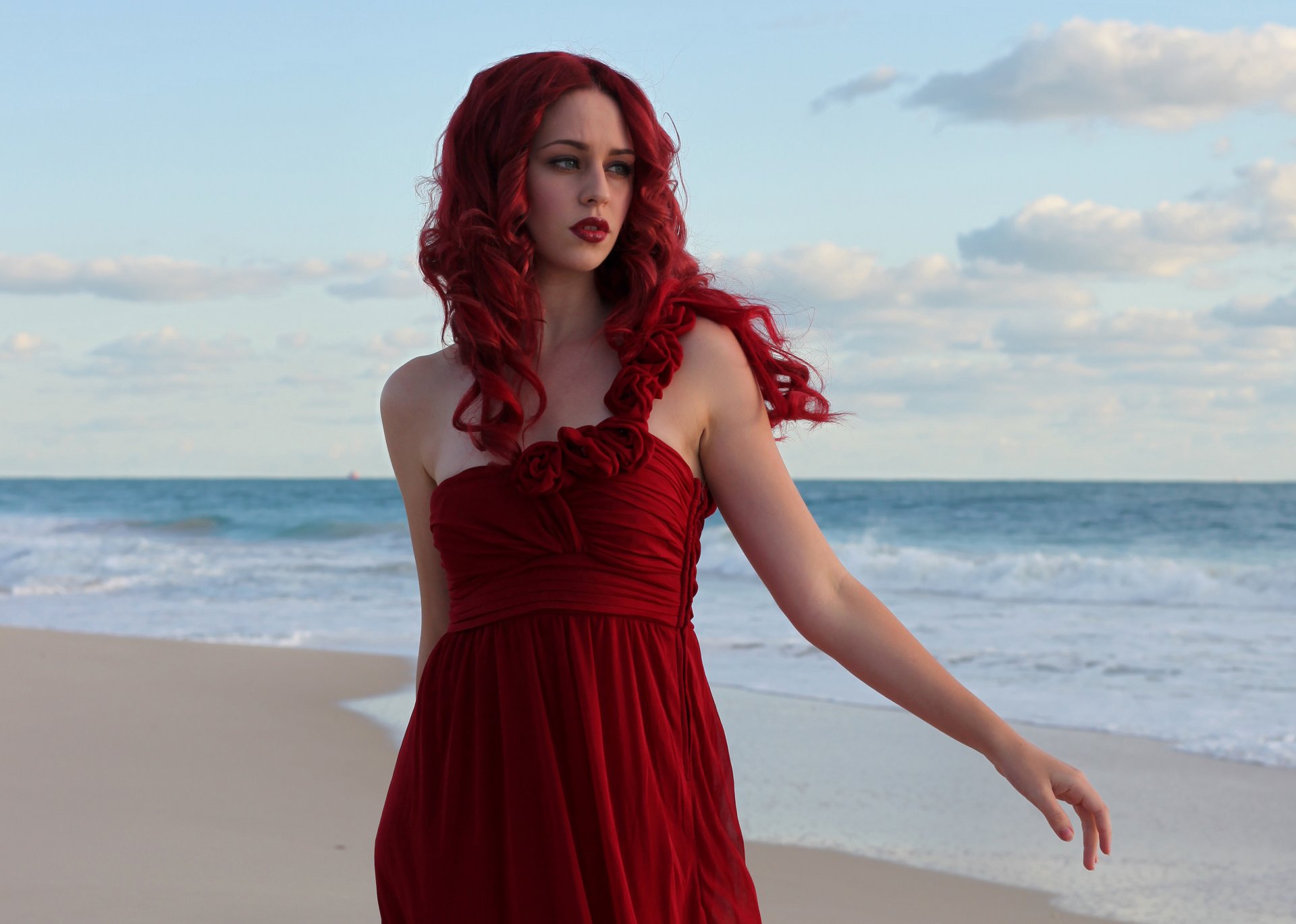 fille cheveux rouges robe rouge visage maquillage mer vagues ciel