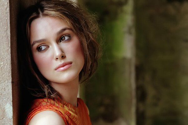 Keira Knightley regarde au loin