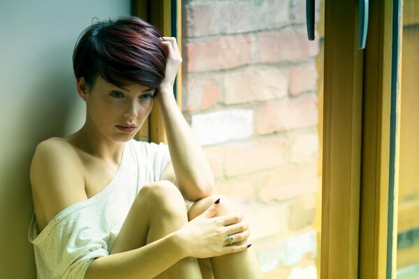 Chica sentada en la ventana