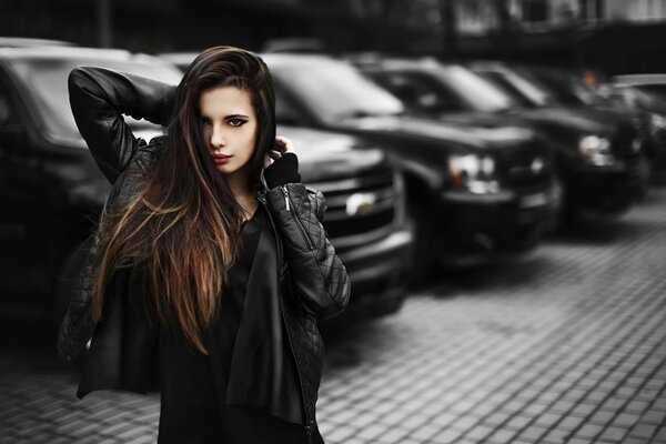 Hermosa chica en el fondo de los coches