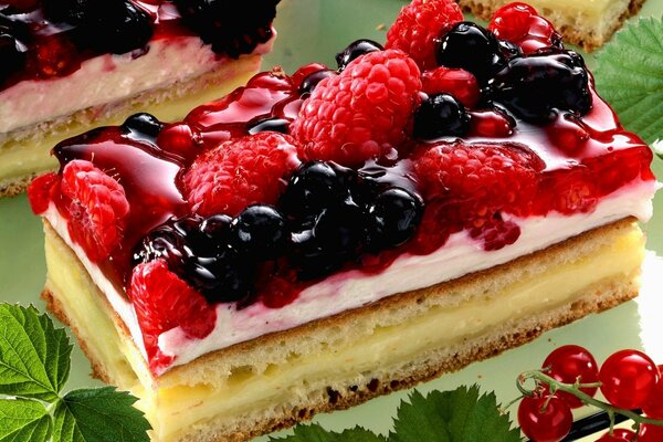 Beau gâteau aux framboises et aux groseilles