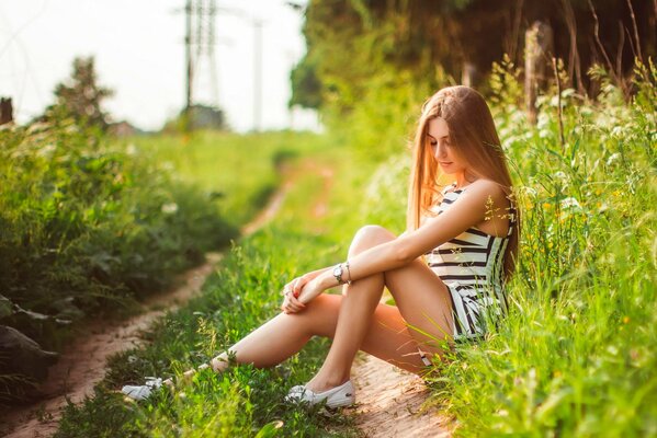 Fille au repos sur le fond de la nature de l été