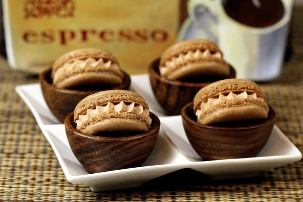 Biscotti al cioccolato dolce con una tazza di caffè