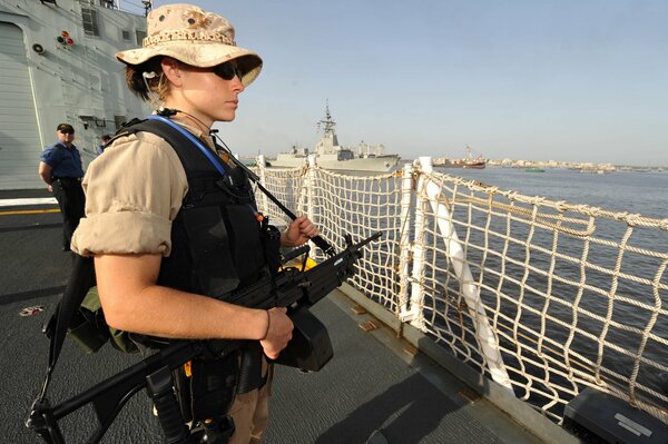 Mädchen Soldat mit Waffen an Bord des Schiffes