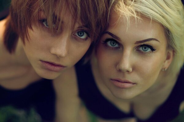 Dos chicas con una mirada bonita