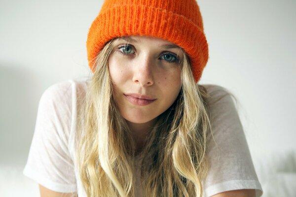 Chica en un sombrero naranja brillante