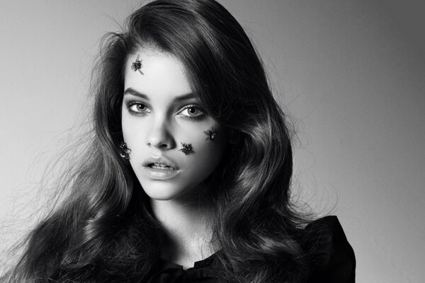 Barbara Palvin auf einem Schwarz-Weiß-Foto