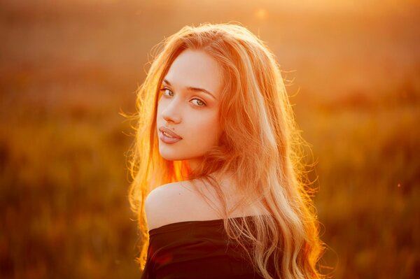 In natural light, the girl s curls shine