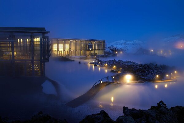 Vue de nuit sur le lagon bleu de sland