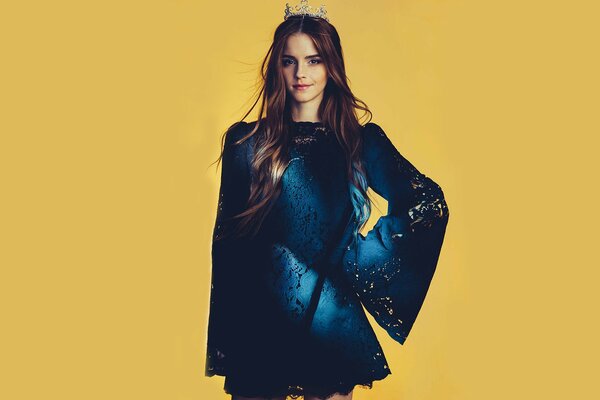 Emma Watson en robe bleue sur fond jaune