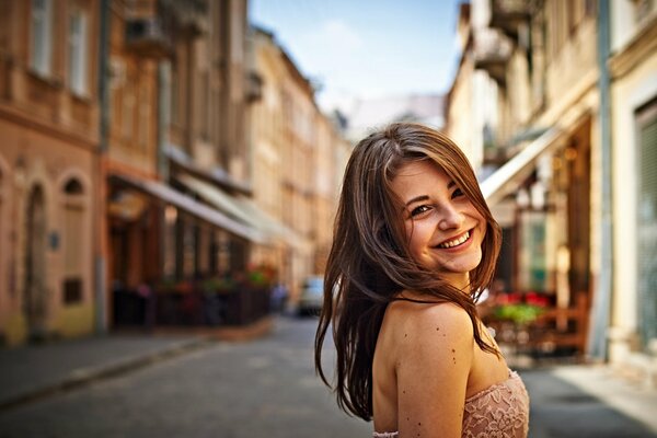 La sonrisa de la chica en la calle