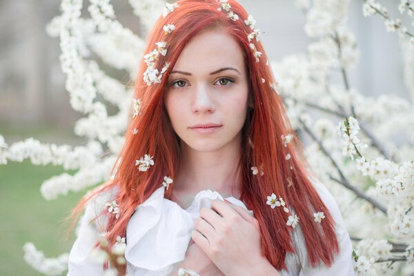 Portrait de printemps d une fille Rousse