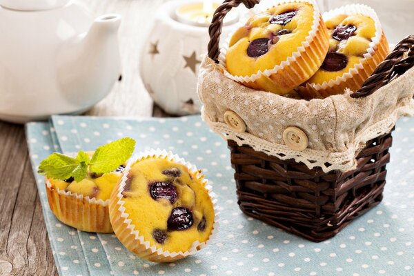 Cupcakes frais dans un panier Vintage